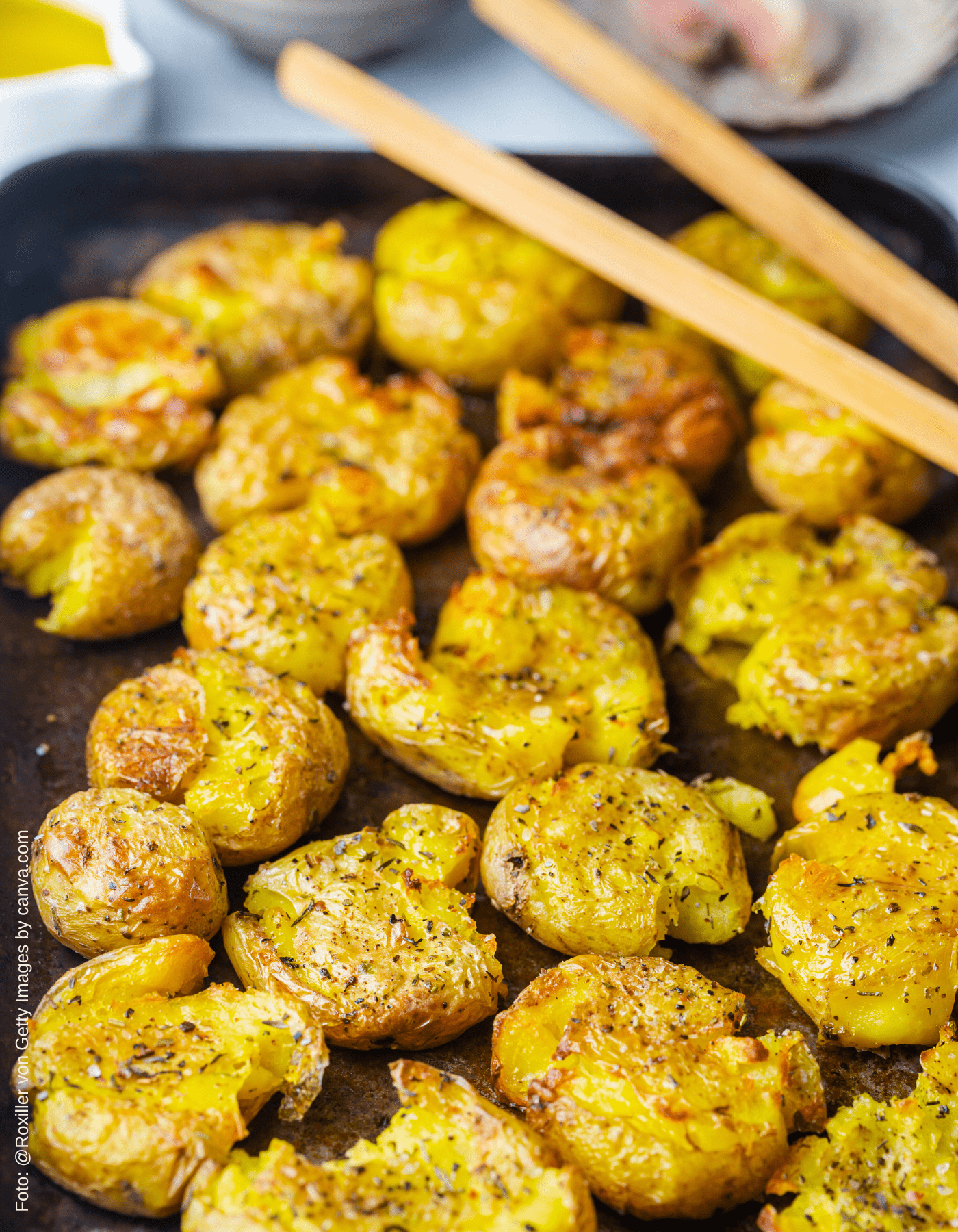 Zerdrückte Kartoffeln mit Rosmarin vor dem Backen