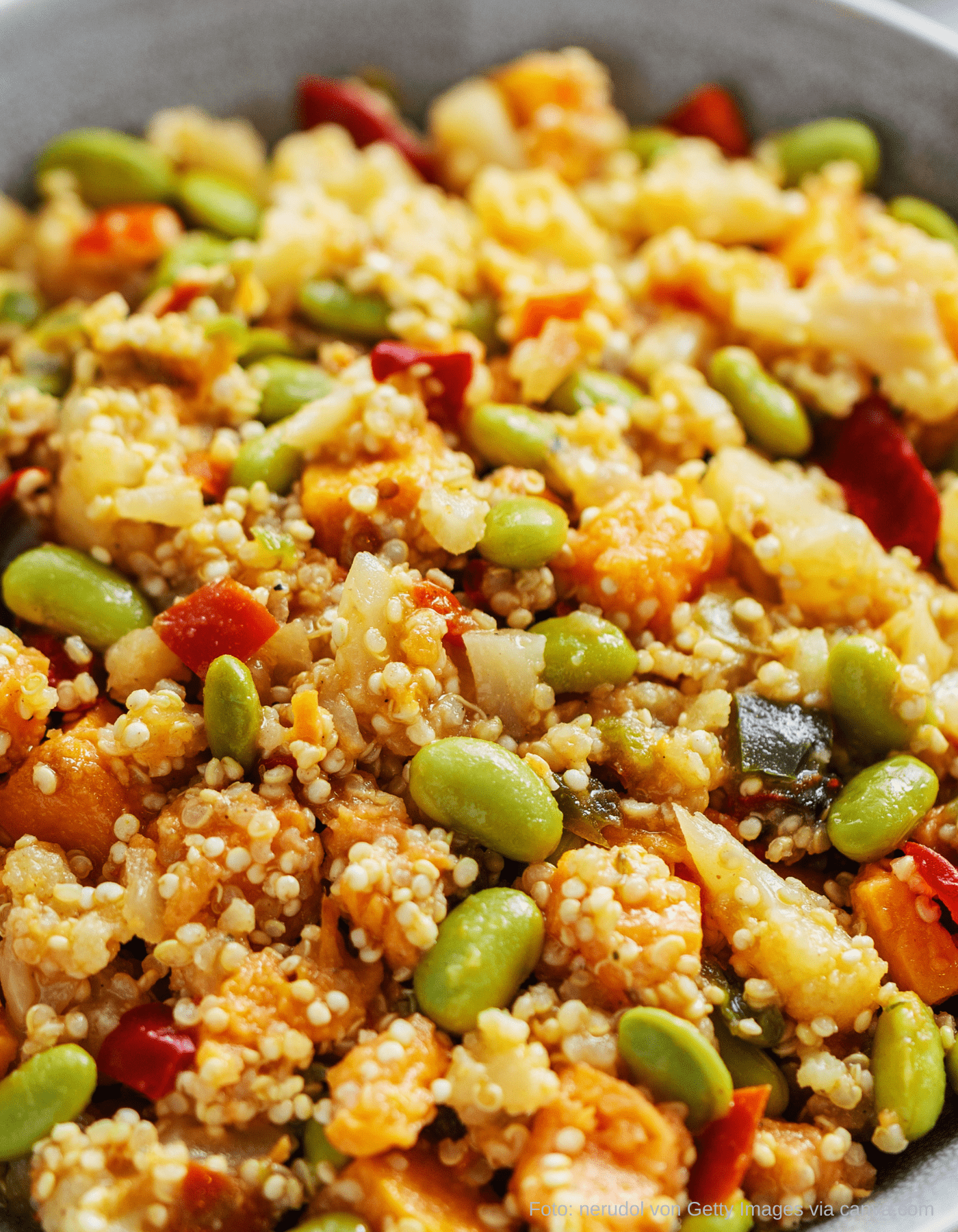 Quinoa Bowl mit Kürbiswürfeln und frischen Kräutern