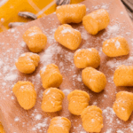 Vegane Kürbisgnocchi goldbraun in Pfanne angebraten