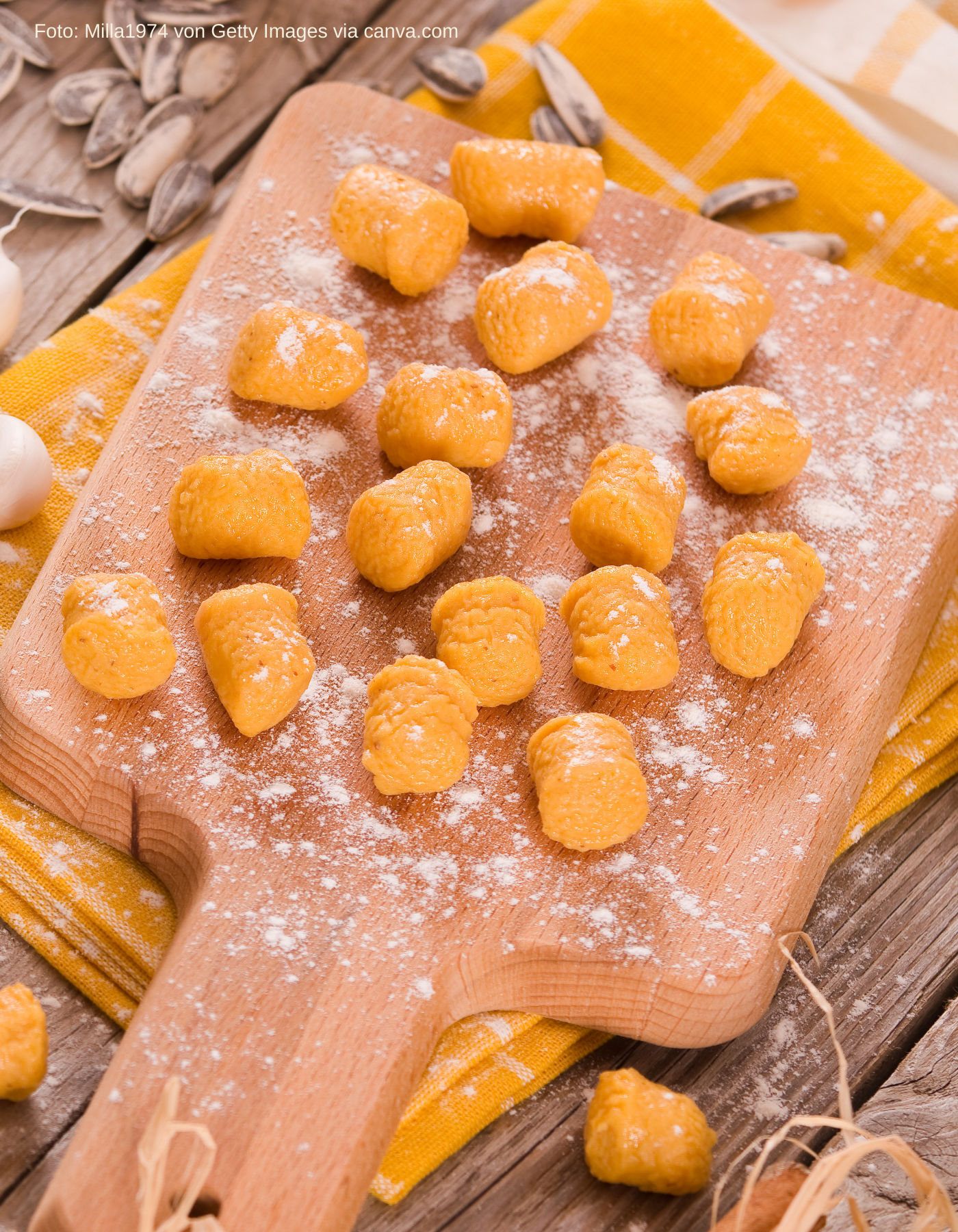 Herbstliche Kürbisgnocchi mit Petersilie garniert“
