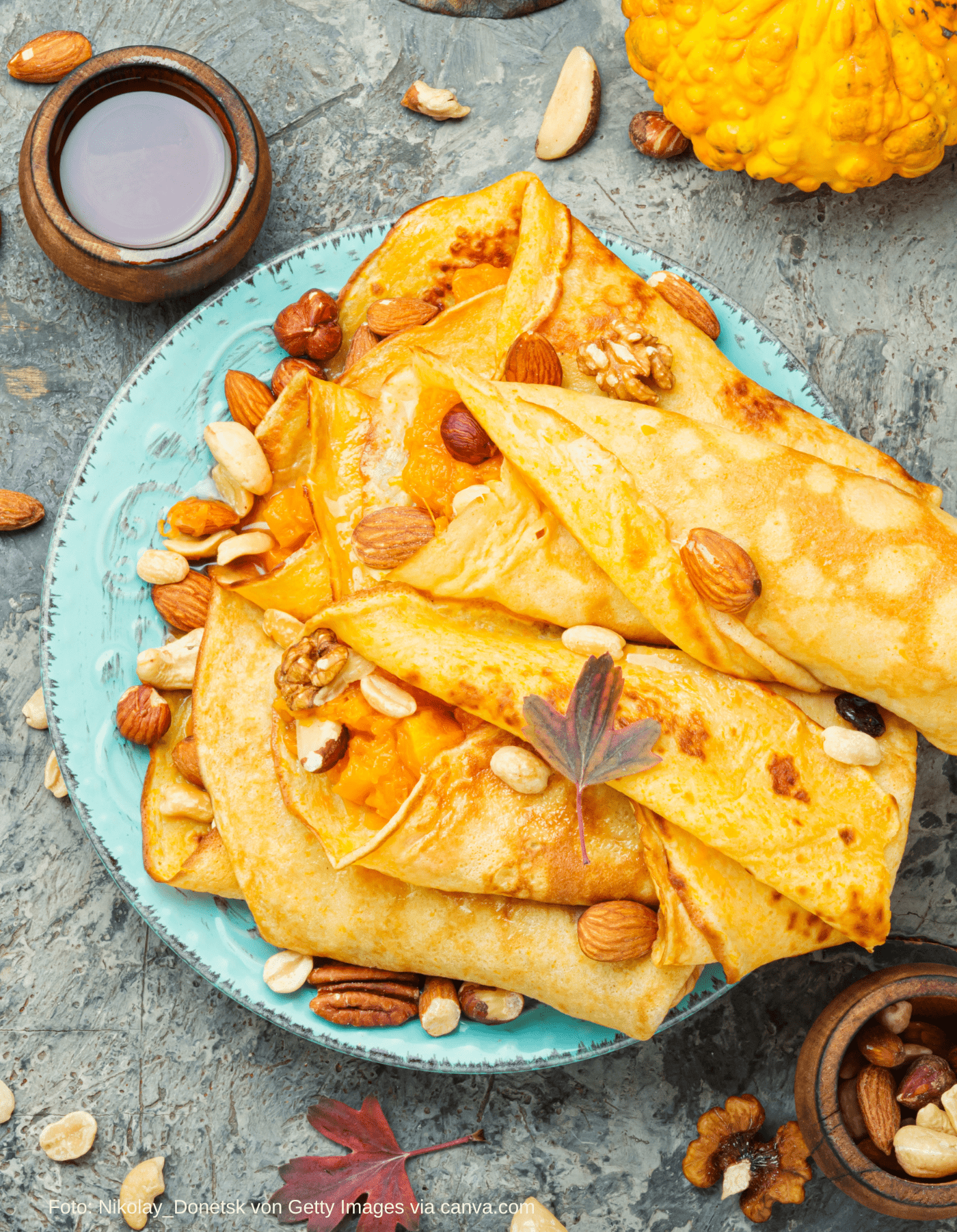 Vegane Pfannkuchen mit süßer Kürbisfüllung und Nüssen