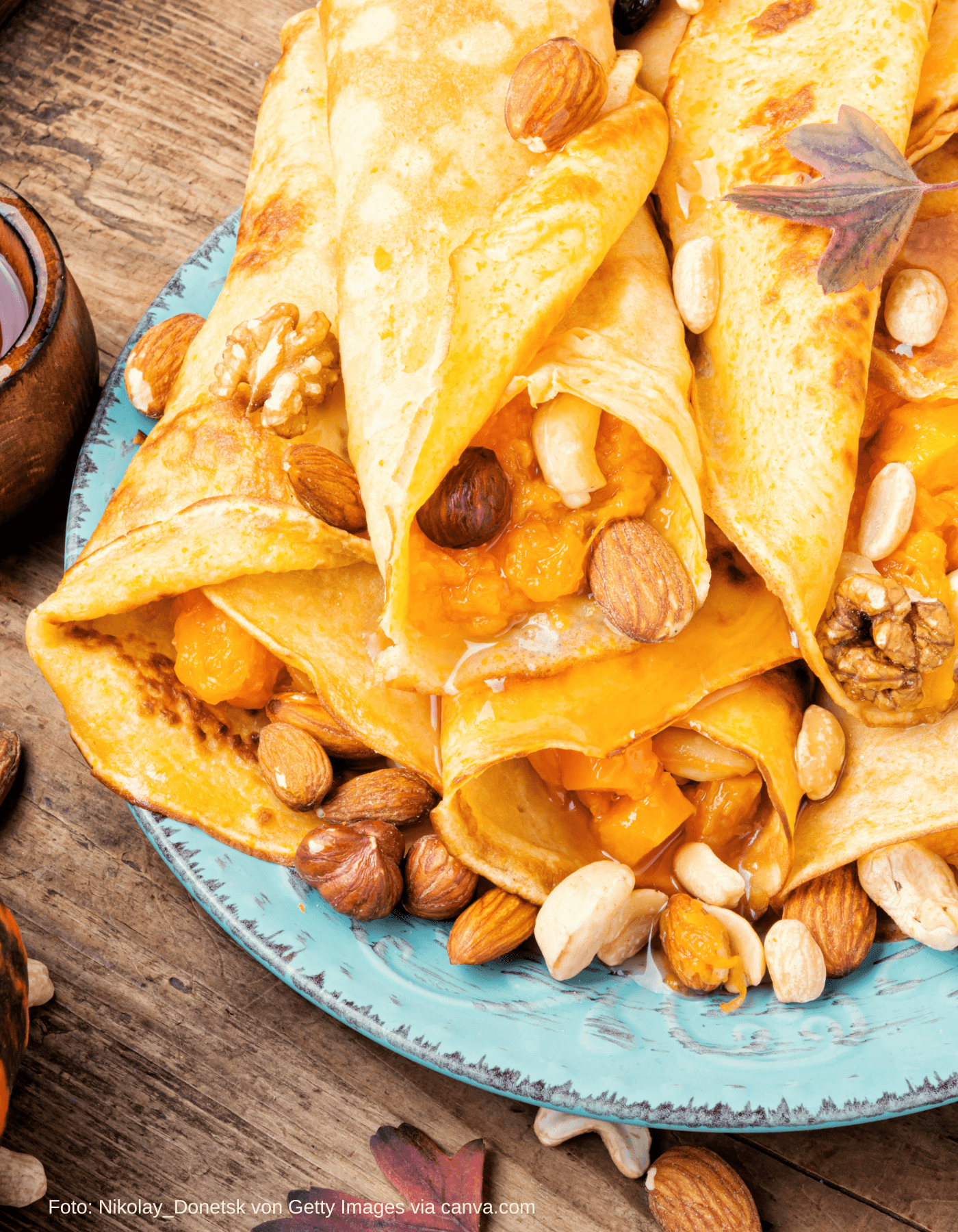 Gefüllte Kürbispfannkuchen mit Kürbiswürfeln angerichtet