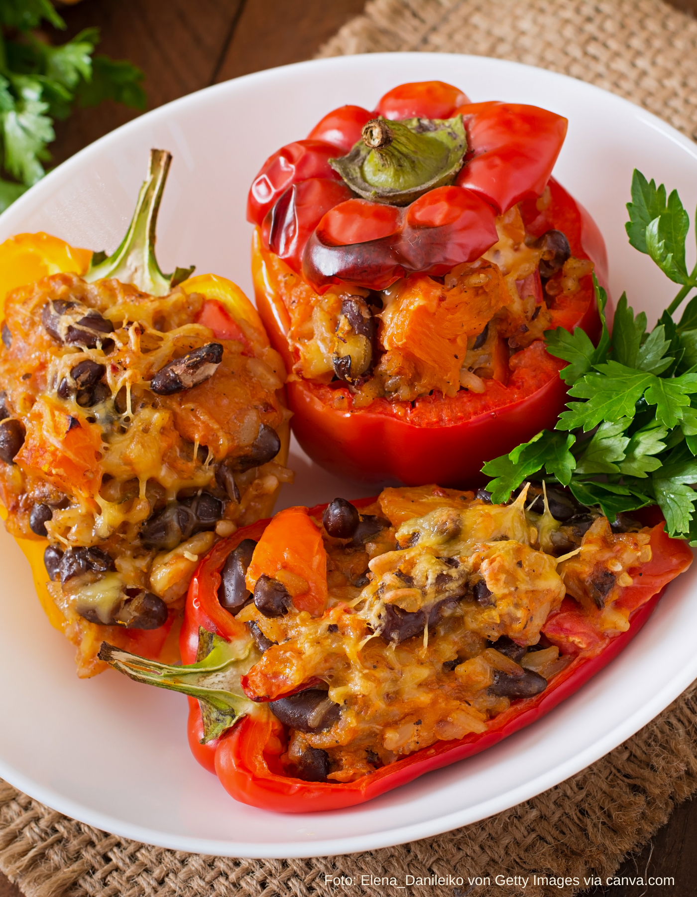 Vegane gefüllte Paprika frisch aus dem Ofen mit Käse überbacken