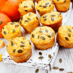 Kürbismuffins auf Kuchengitter zum Abkühlen