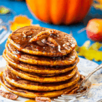 Goldbraune Pfannkuchen aus Kürbis und Banane auf Teller