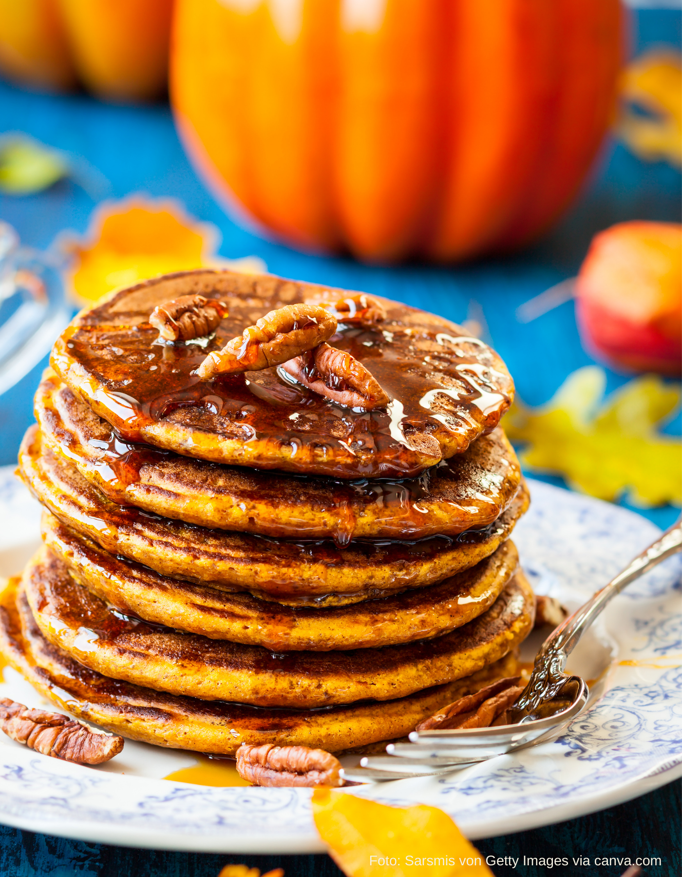 Goldbraune Pfannkuchen aus Kürbis und Banane auf Teller