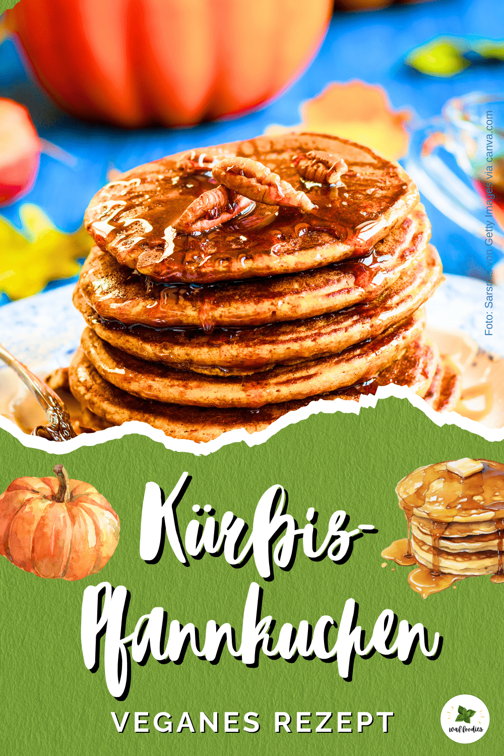Vegane Kürbispfannkuchen gestapelt mit Ahornsirup