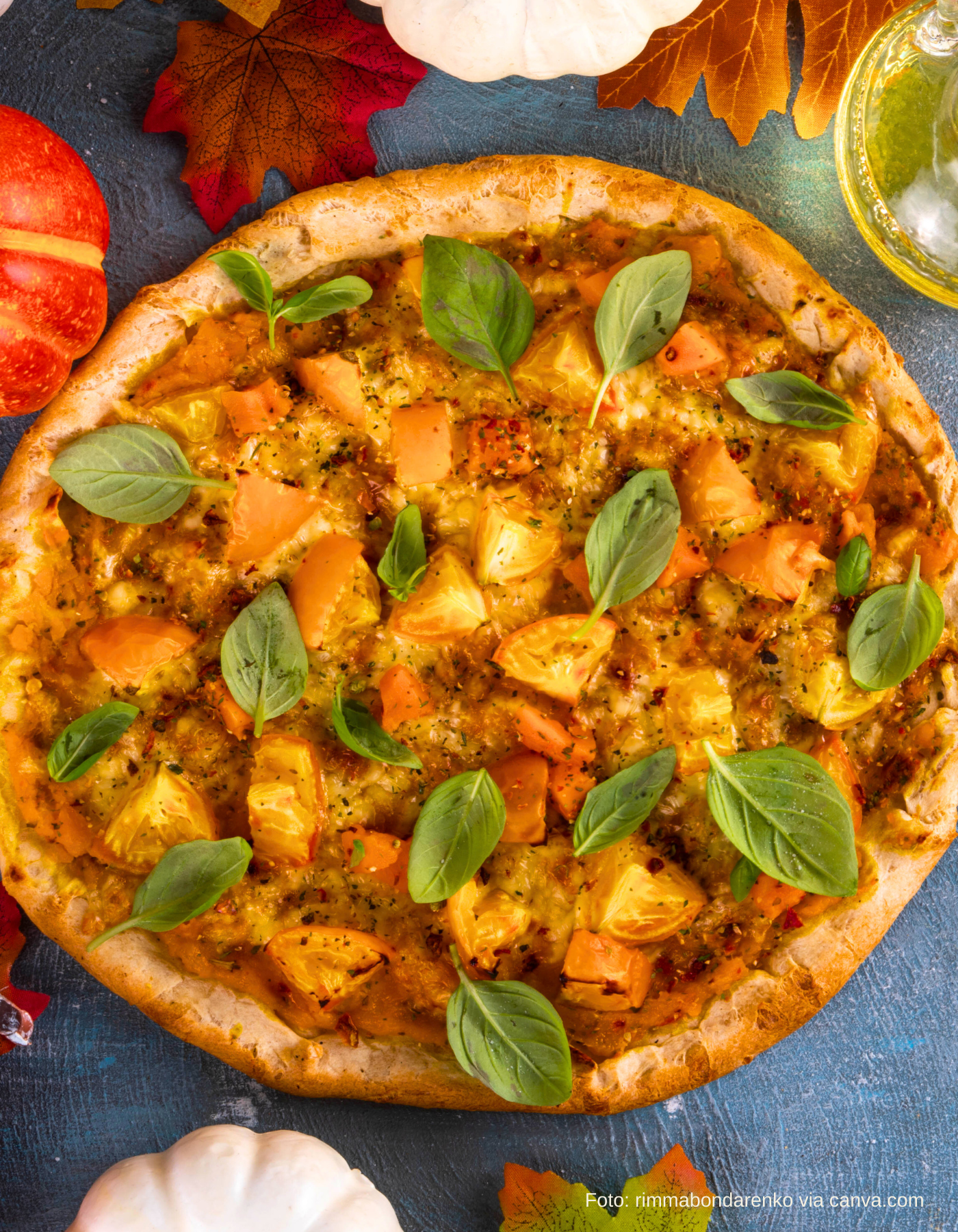 Vegane Kürbispizza frisch aus dem Ofen mit Basilikum garniert