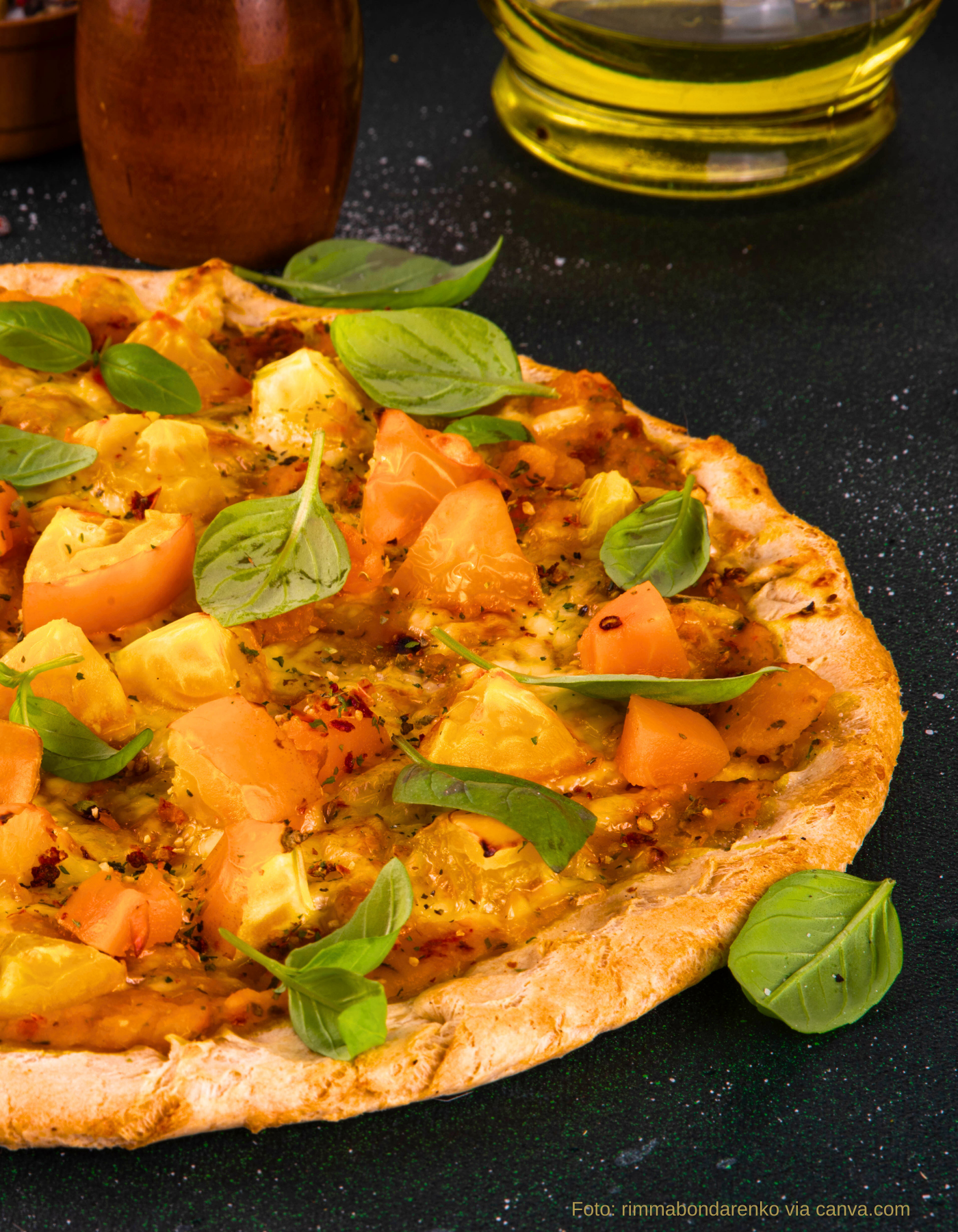 Knusprige Pizza mit Kürbis, Zwiebelringen und Basilikum.