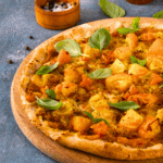 Vegane Kürbispizza serviert mit Rucola und Pesto
