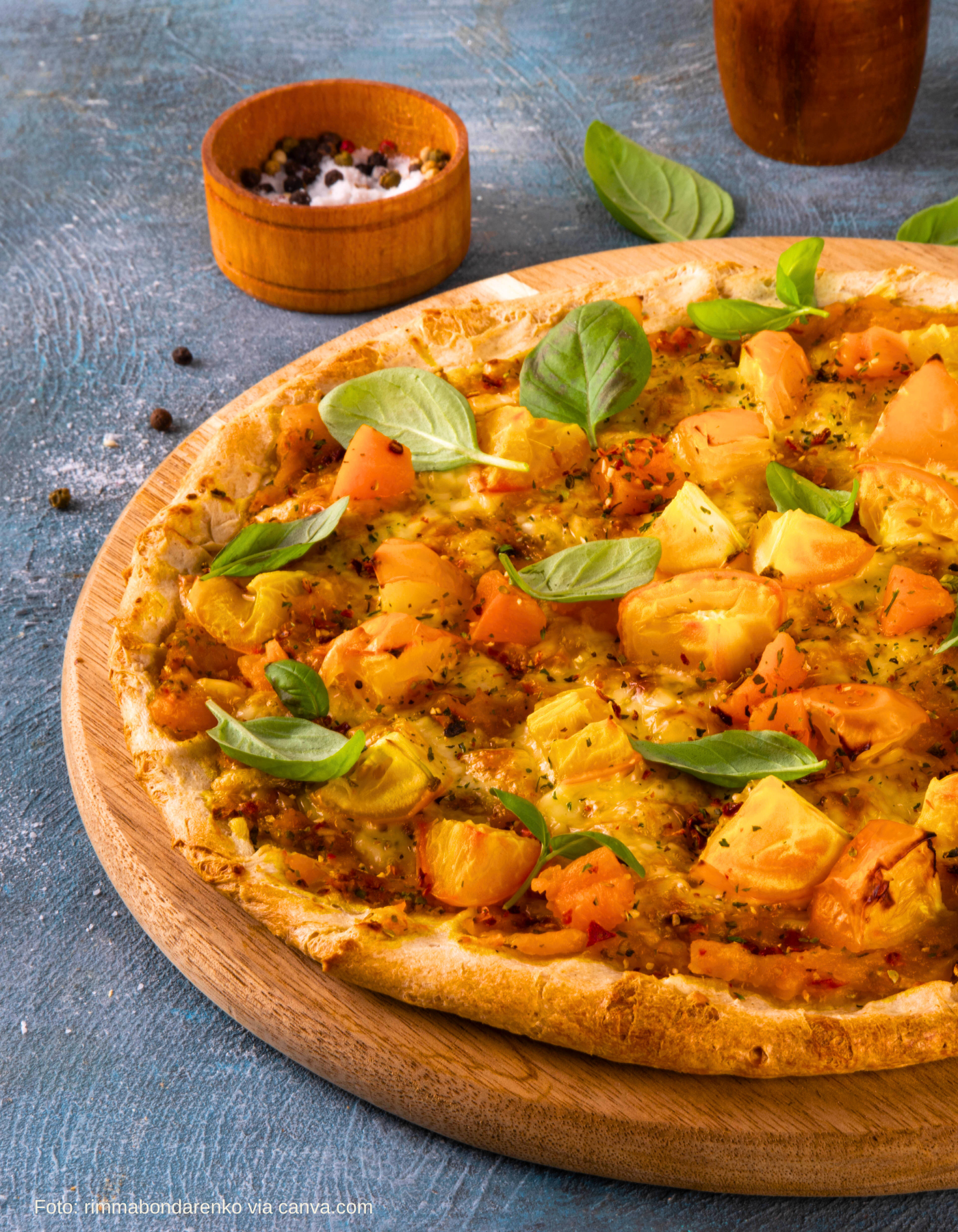 Vegane Kürbispizza serviert mit Rucola und Pesto