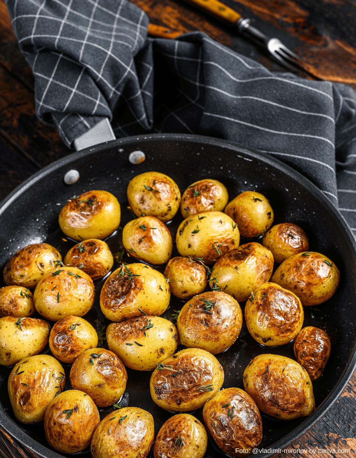 Große beschichtete Pfanne mit knusprigen Bratkartoffeln