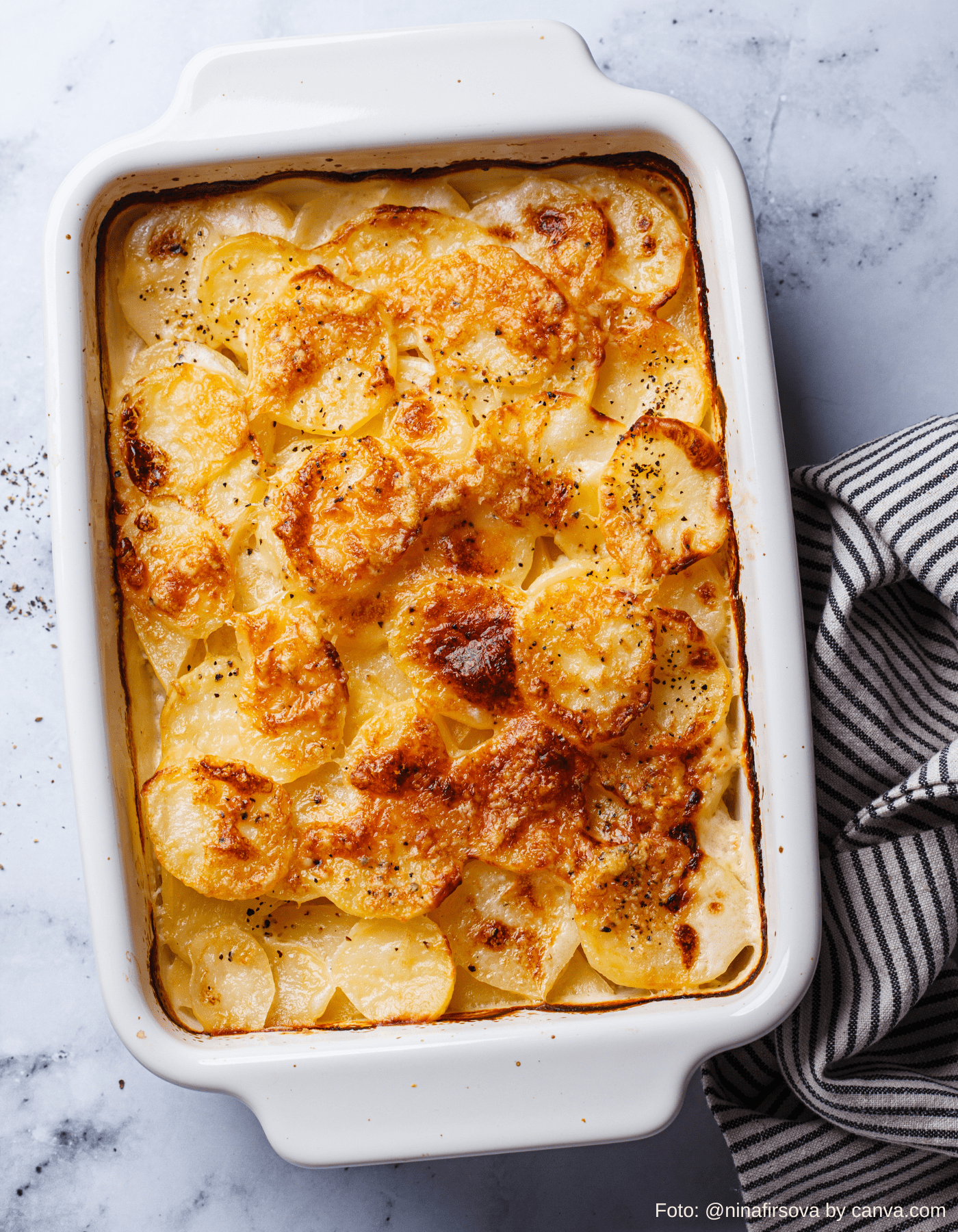 Keramik-Auflaufform mit Kartoffelgratin im Ofen für knusprige Ofengerichte