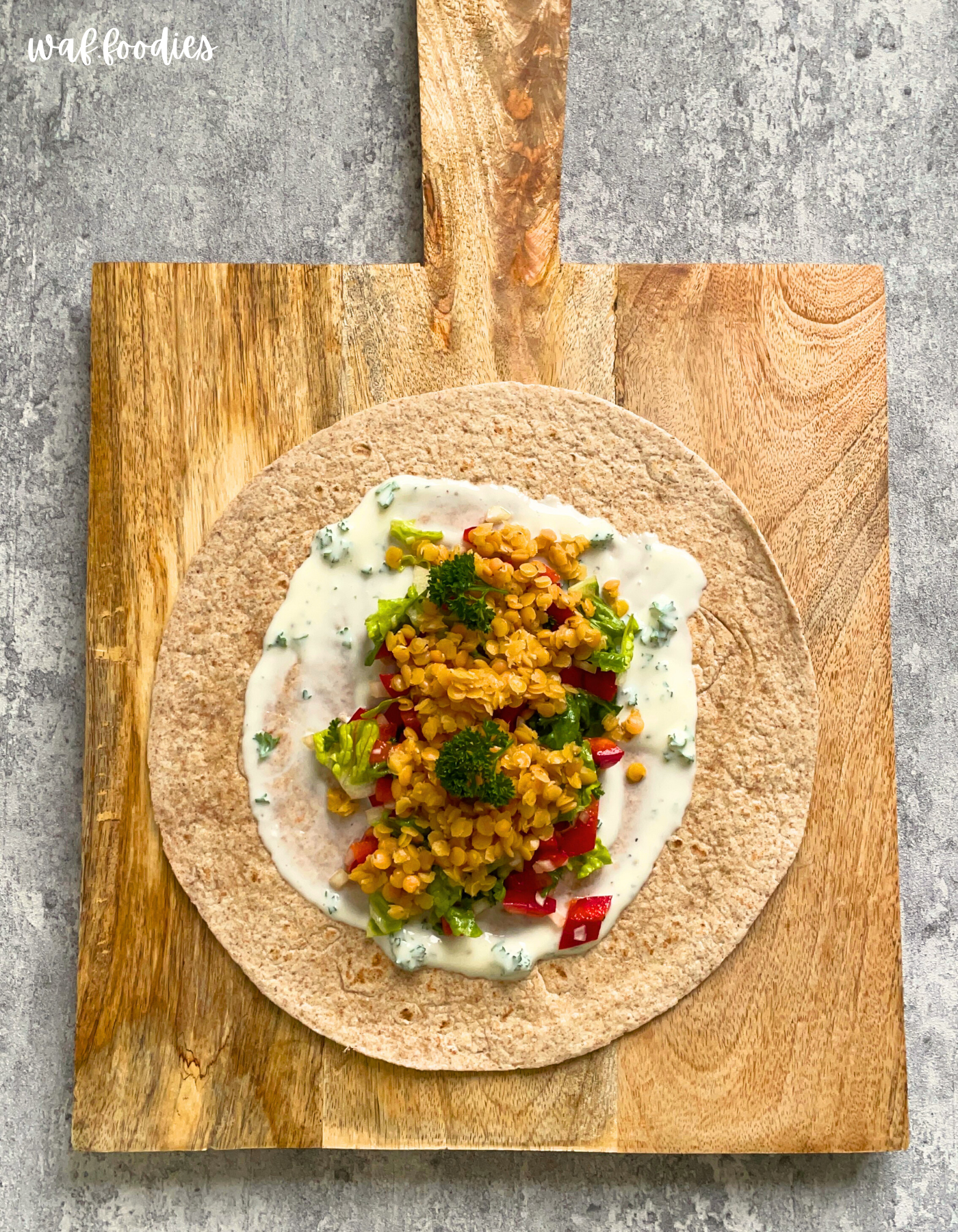 Selbstgemachte vegane Joghurtsauce mit Knoblauch und Petersilie