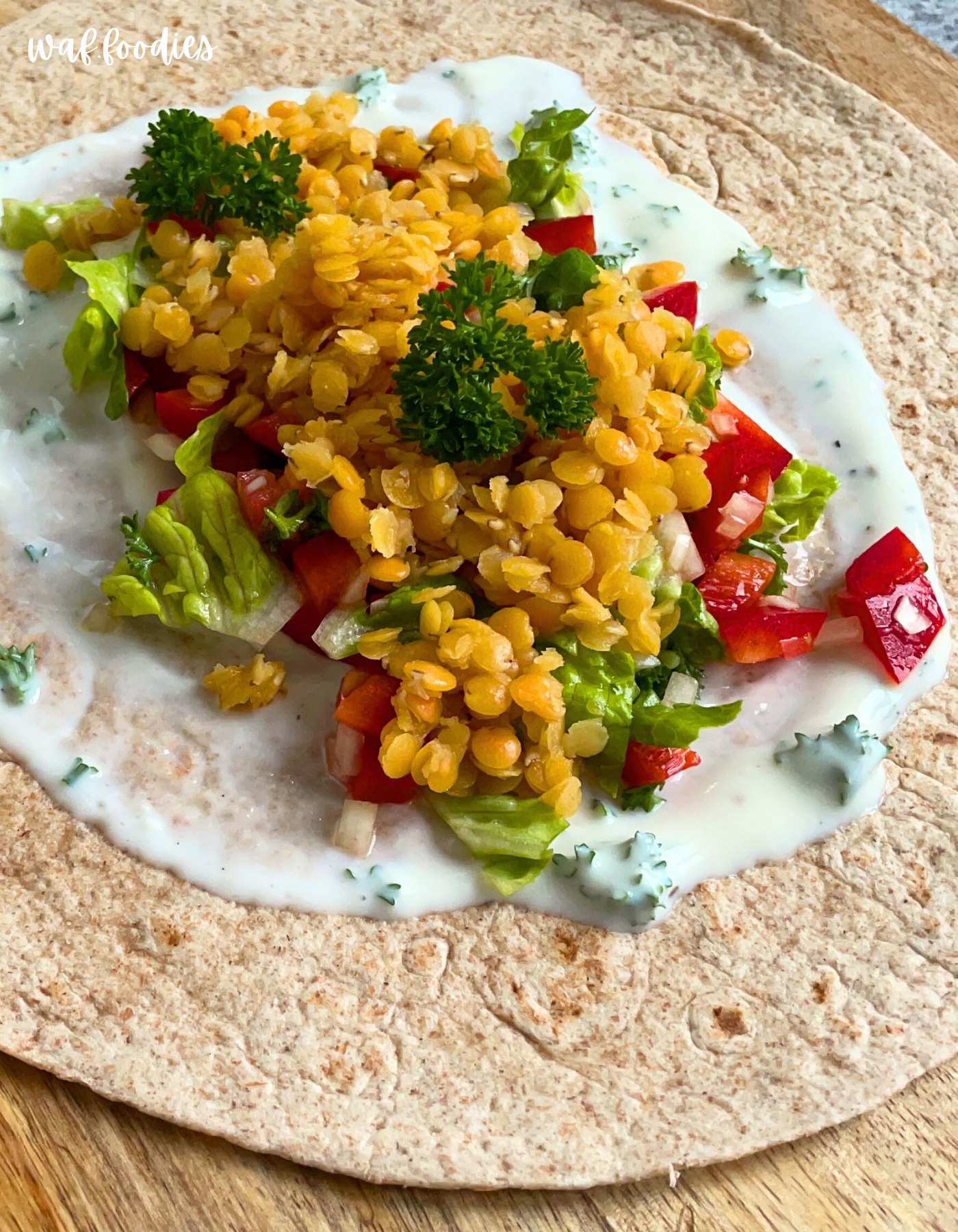 Gekochte rote Linsen in einer Schüssel als Wrap-Füllung