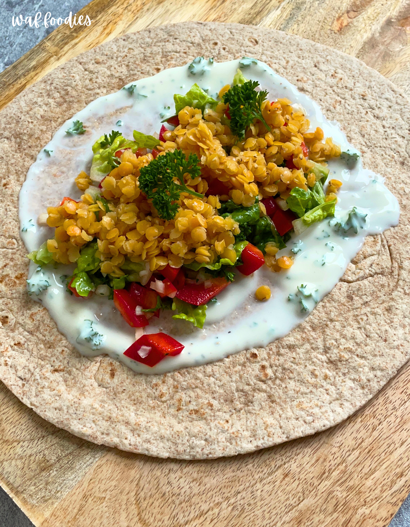 Frischer Salatmix mit Paprika, Tomaten und Petersilie für Linsenwrap