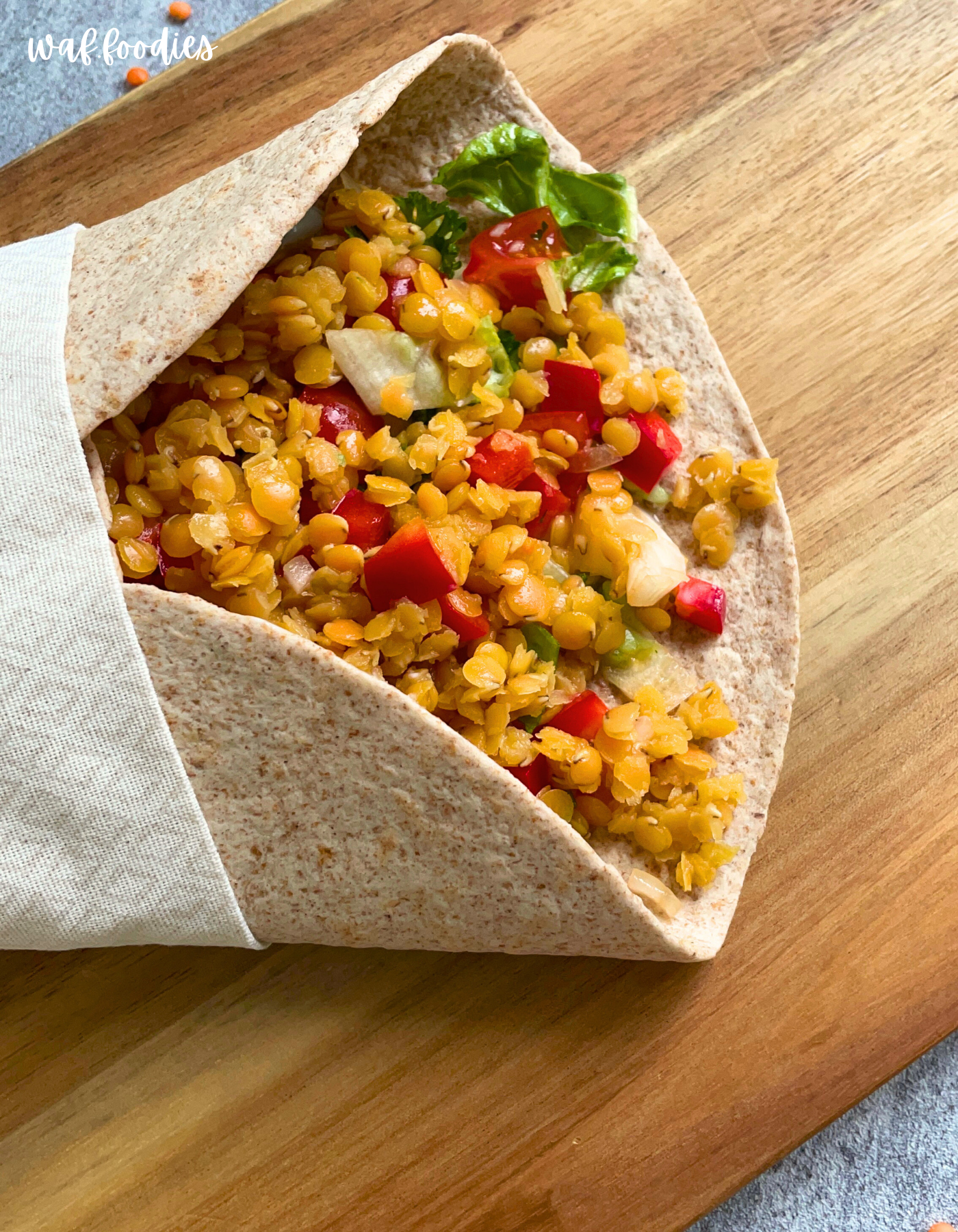 Veganer Linsenwrap mit Joghurt gefüllt mit roten Linsen und frischem Gemüse