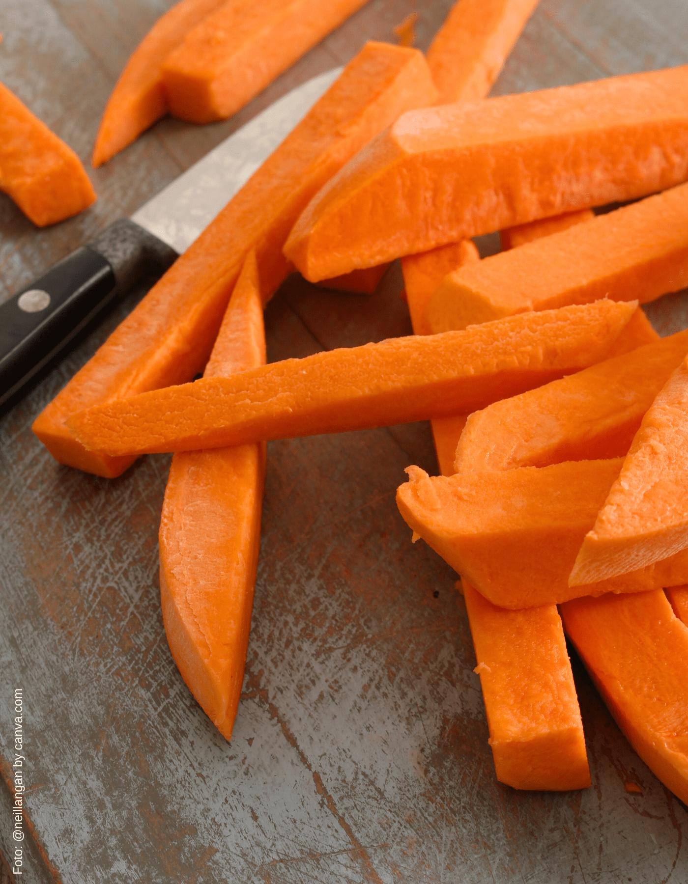 Süßkartoffelpommes im Airfryer goldbraun gebacken, servierfertig