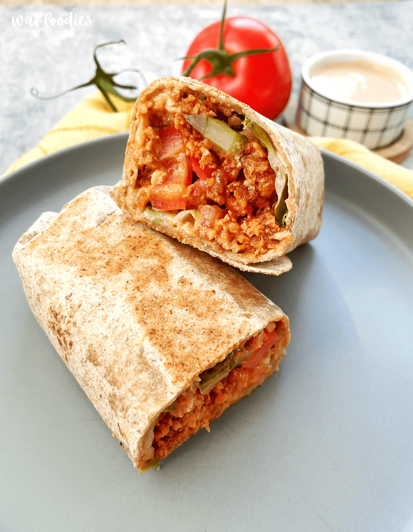 Veganes Hack wird mit Zwiebeln und Knoblauch angebraten