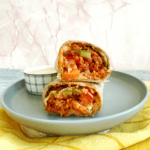 Goldbraun gerösteter Cheeseburger Wrap in der Pfanne