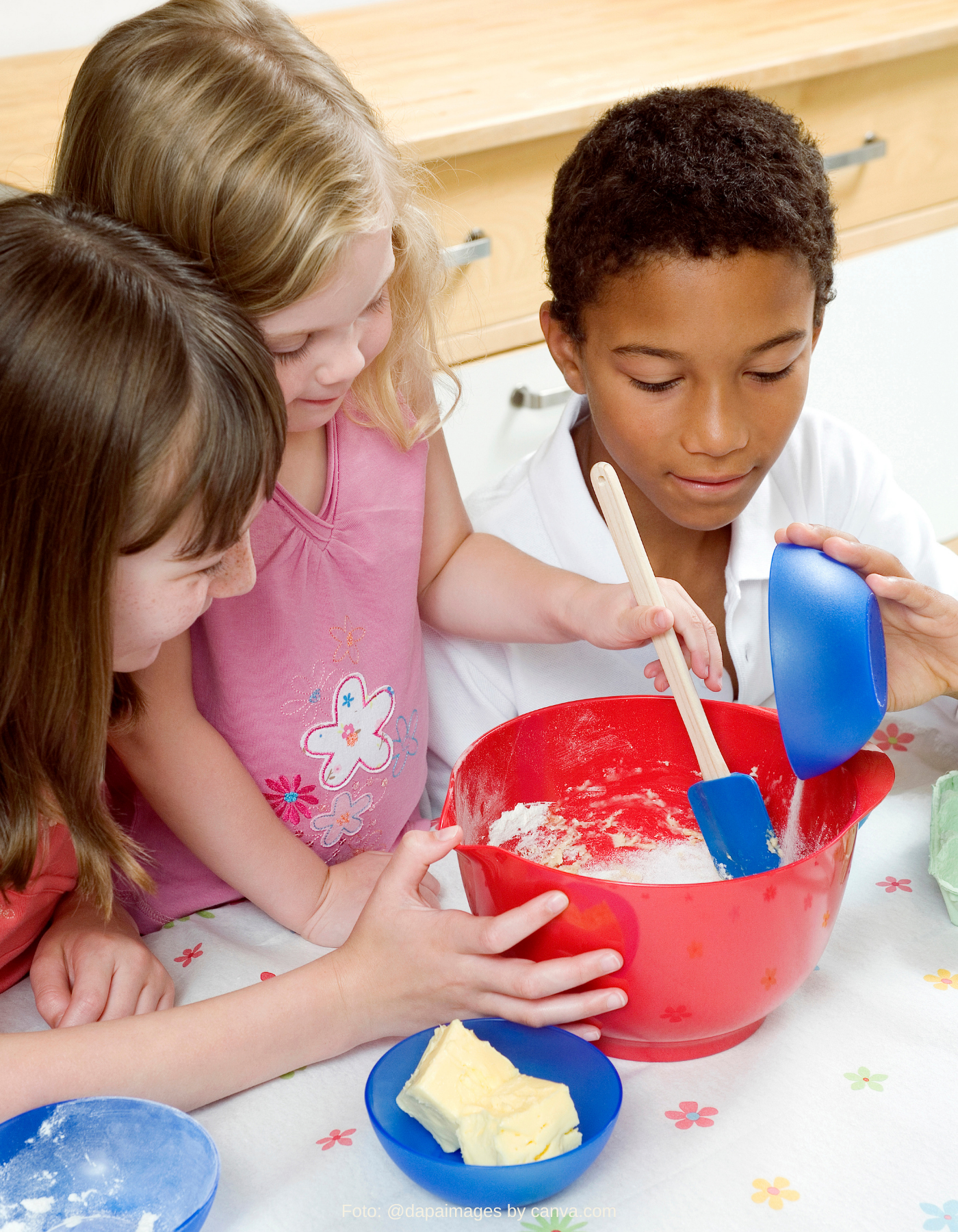 Silikonspatel und Mini-Schneebesen für Kinder beim veganen Backen