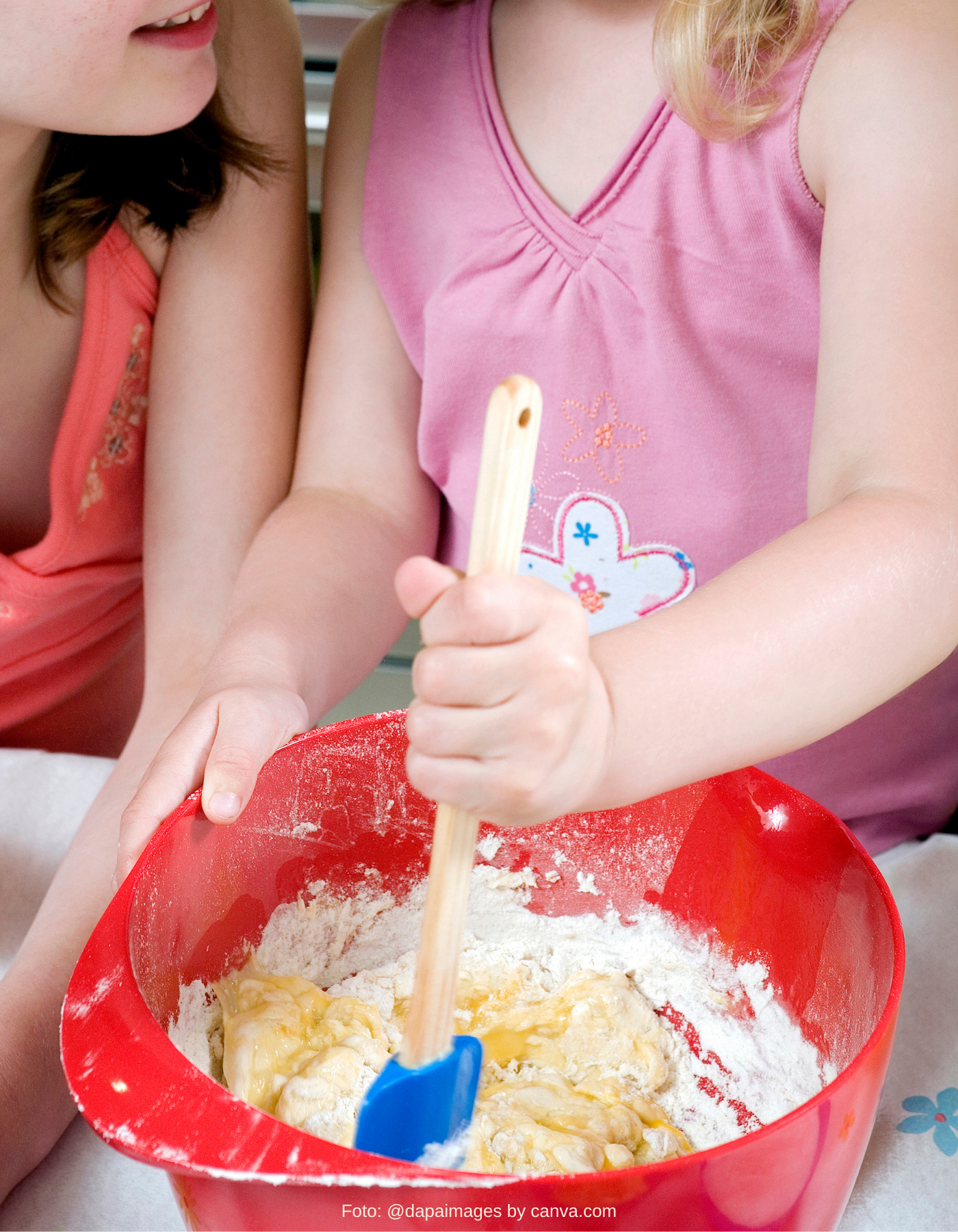 Kinder messen Zutaten mit Messbechern ab – kinderfreundliche Küchenhelfer für vegane Rezepte