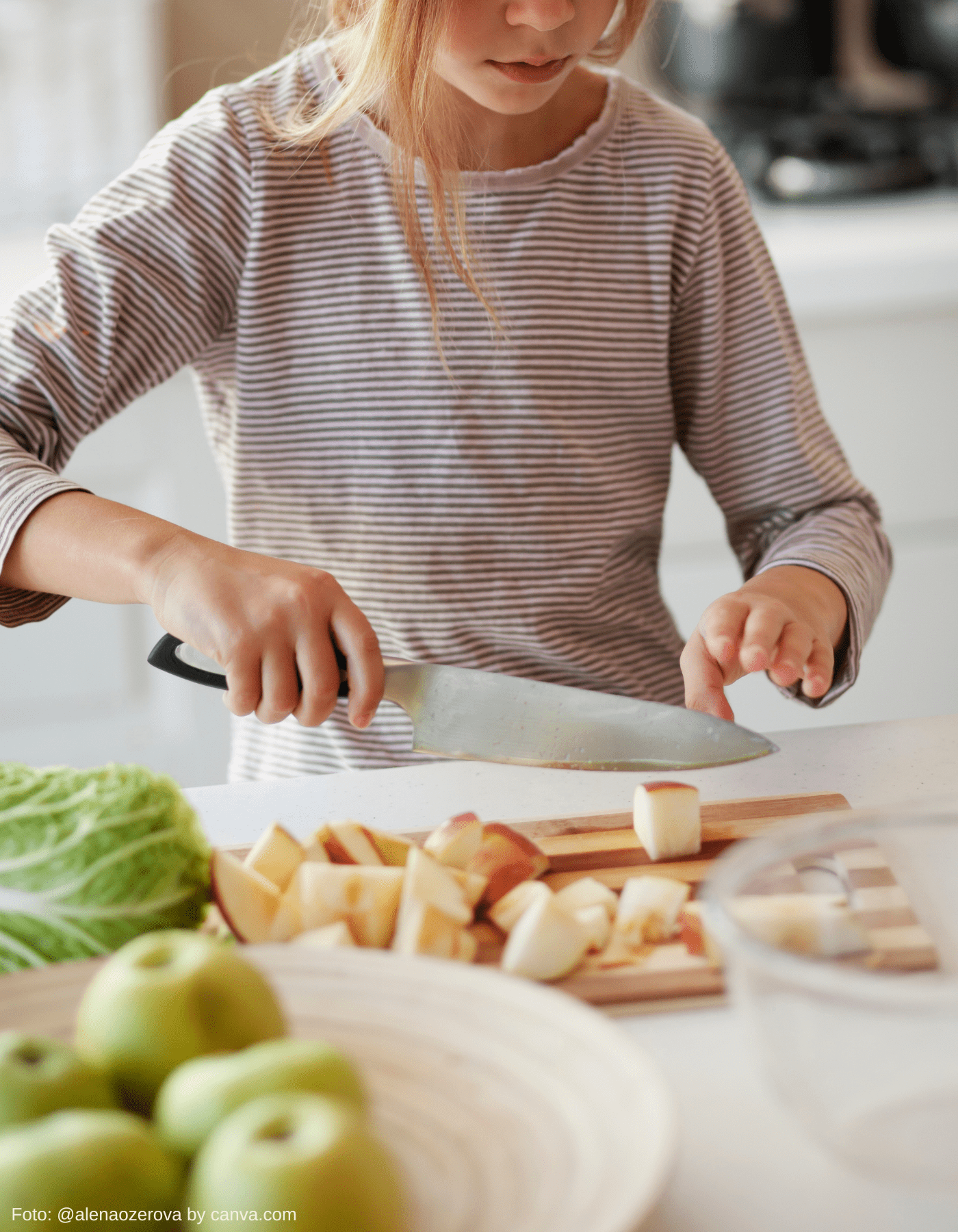 Kinderfreundliches Schneidebrett mit Gemüse – sichere Küchenhelfer für Kinder
