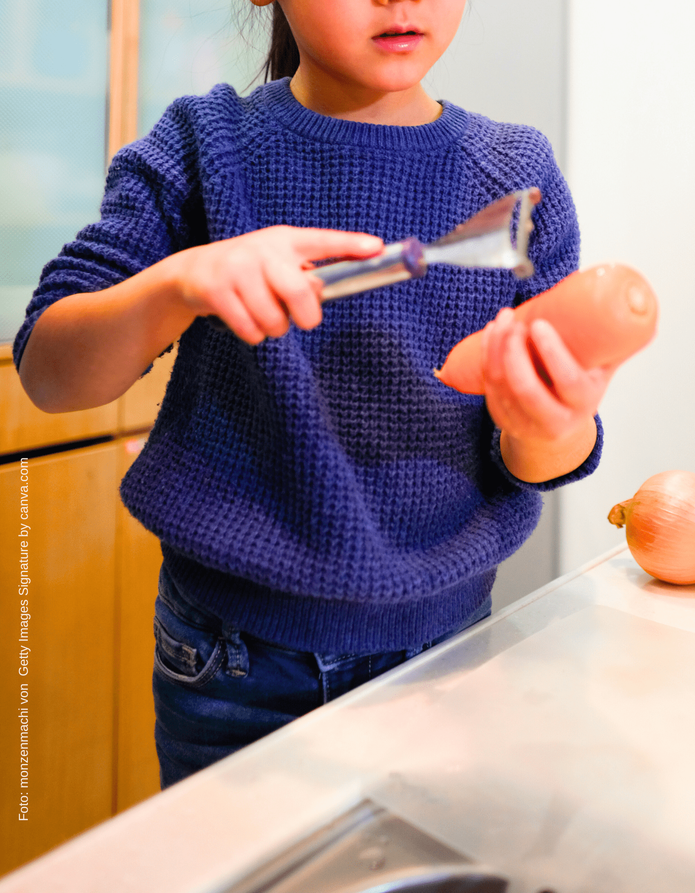 Kind benutzt einen kindgerechten Sparschäler, um Karotten in der veganen Familienküche zu schälen.