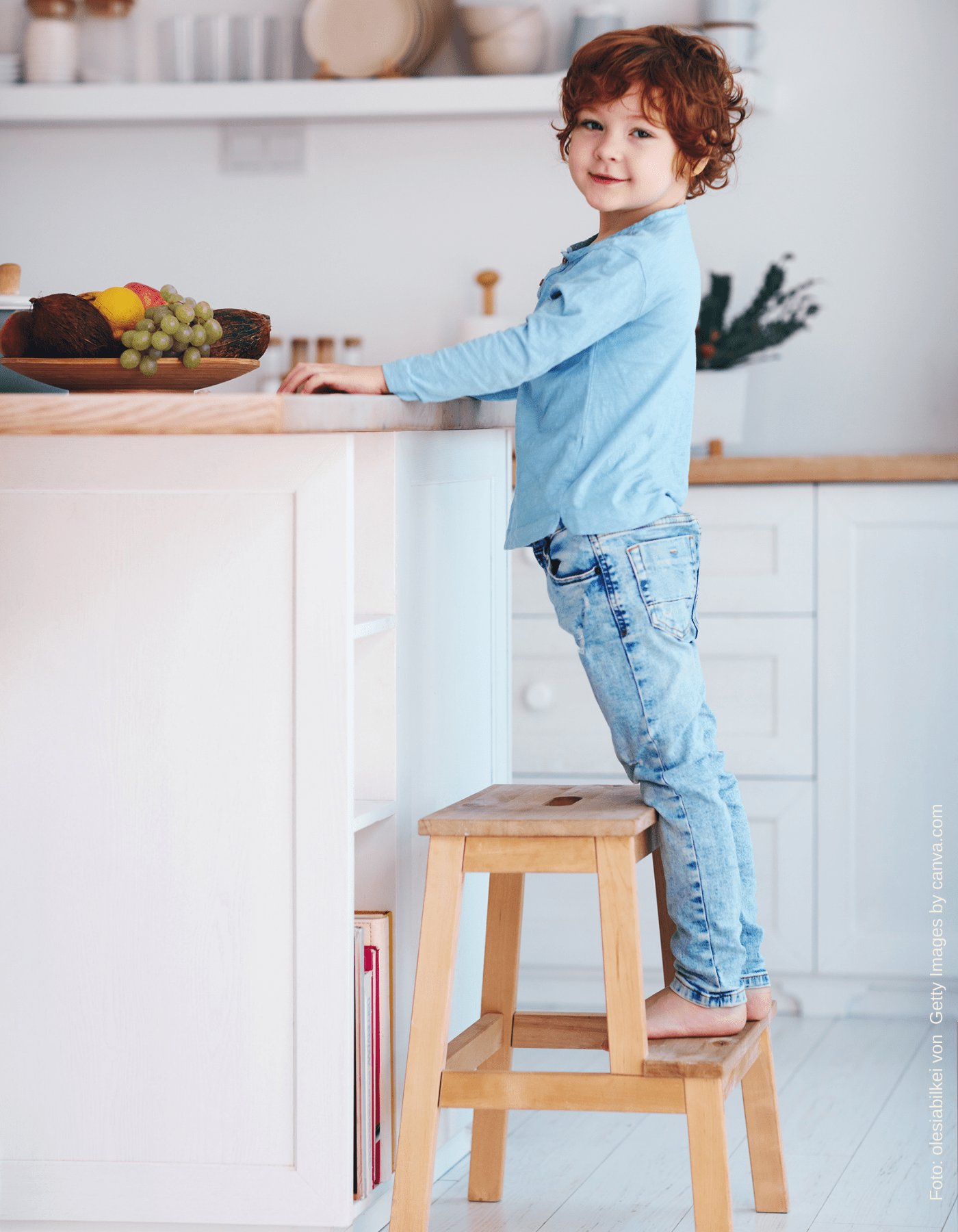 Tritthocker in der Küche – Kinder stehen auf Augenhöhe beim Kochen